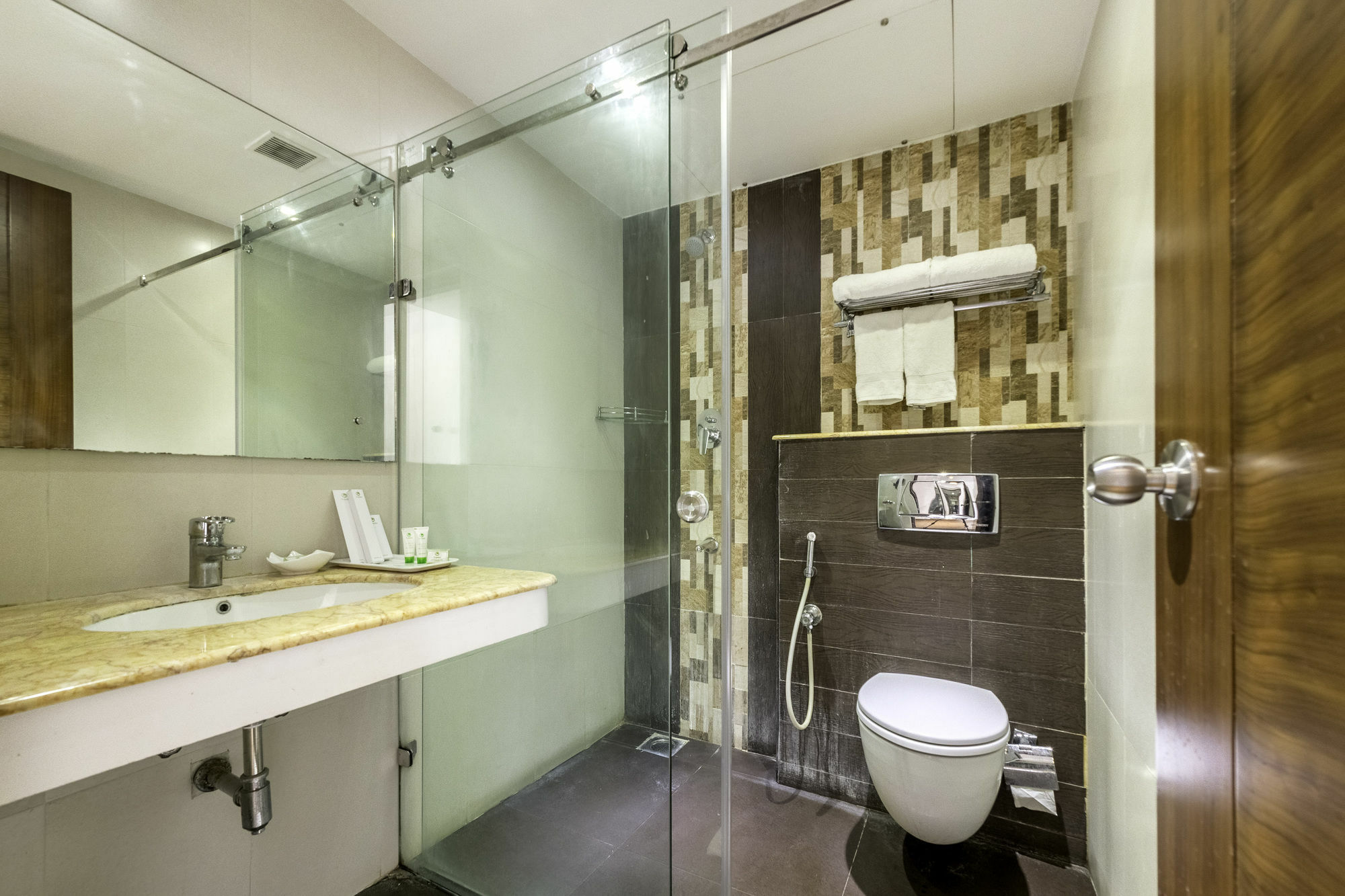 Treebo Trend J'S Five Two Boutique Hotel Chennai Bagian luar foto
